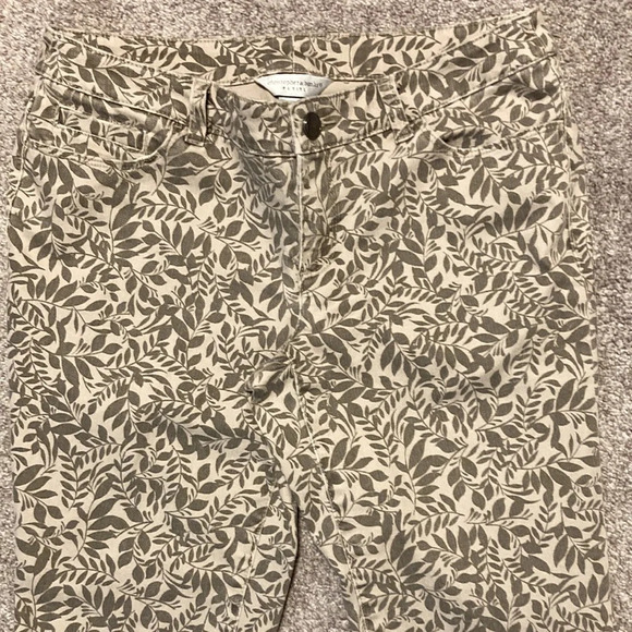 NWOT Christopher & Banks neutral leaf patterned denim capris 4P - Picture 2 of 15